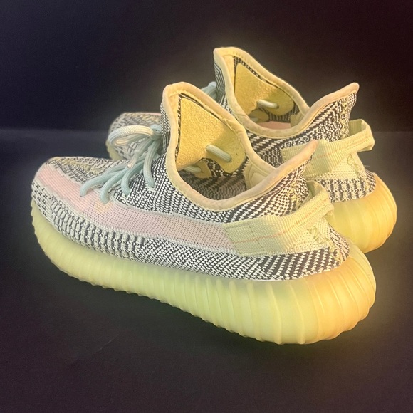 Adidas Yeezy Boost 350 V2. Men’s Size 9.5 Green Colored Yeezys. - Picture 4 of 12